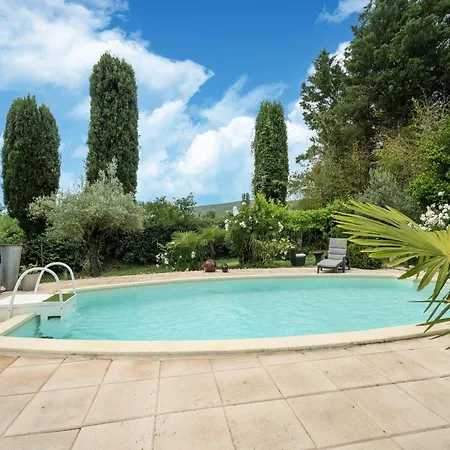 Majestic In With Hot Tub, Cleaning Included
